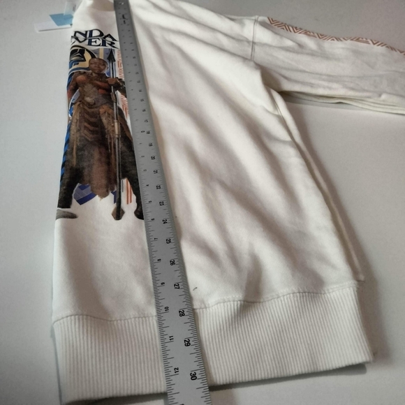 NWT Women’s Marvel Wakanda Forever Graphic Sweatshirt Cream M. - Picture 9 of 10